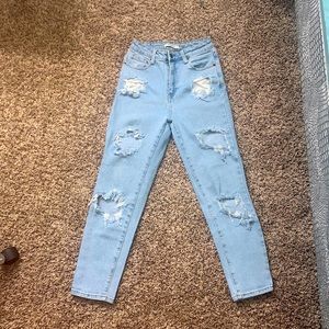 Only wore once! Mom jeans size 3 light washed! Super cute but not my style!